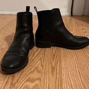 Chelsea boots with 1 inch heel